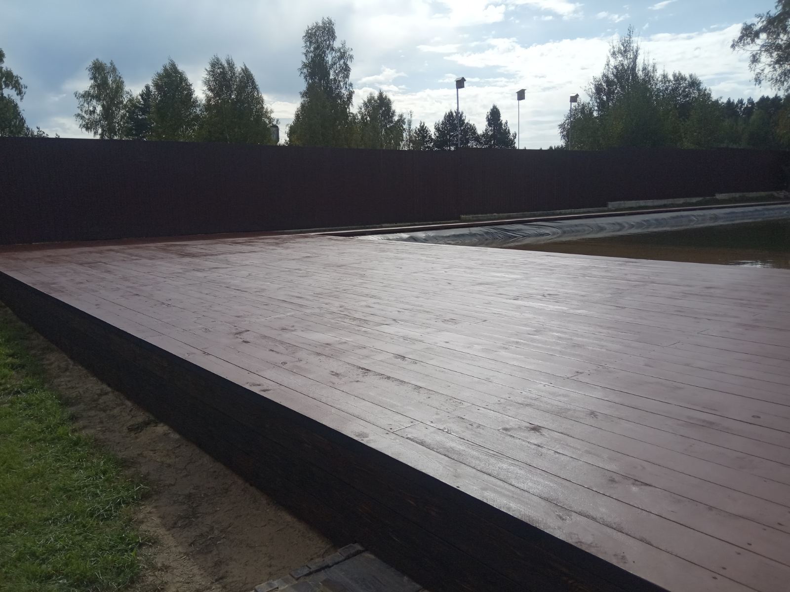 Как покрасить дерево на улице: выбор краски и технология нанесения